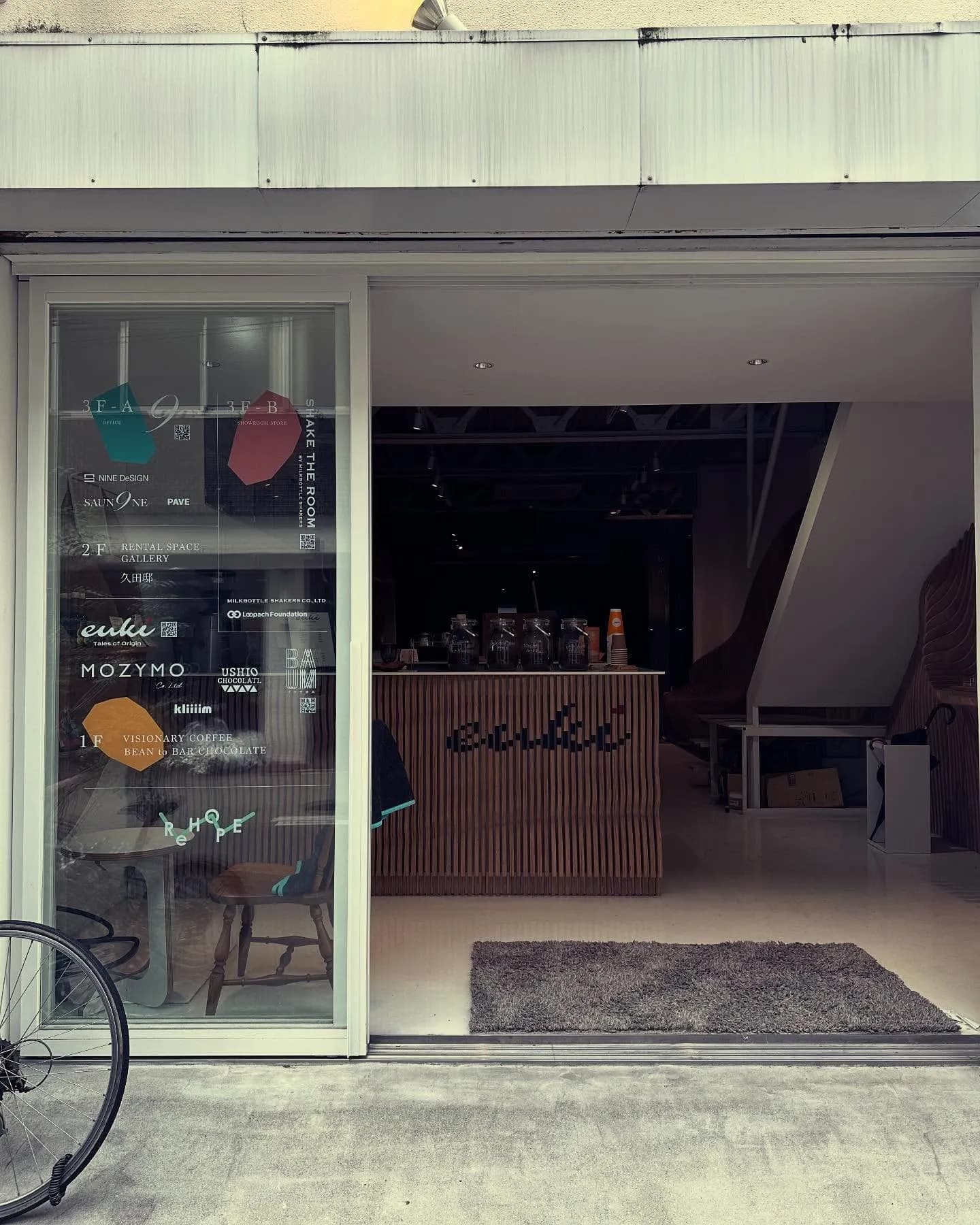 日本にある euki の店。木格子のカウンターに手描きのロゴ、コーヒーの瓶が並ぶ
