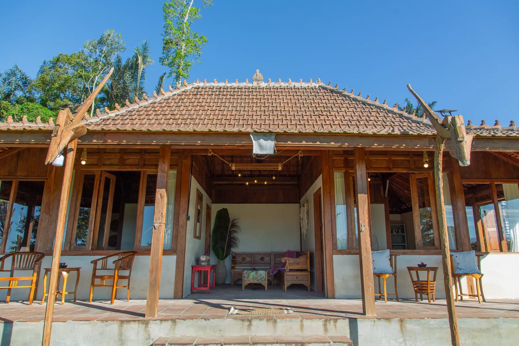 晴れたキンタマーニの空の下に建つ、The Hut の開放的な木の家